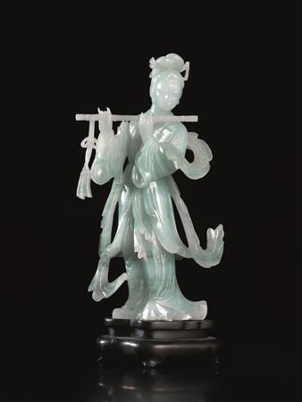 SCULTURA, CINA, SEC. XX in giadeite, raffigurante suonatrice di flauto, alt....