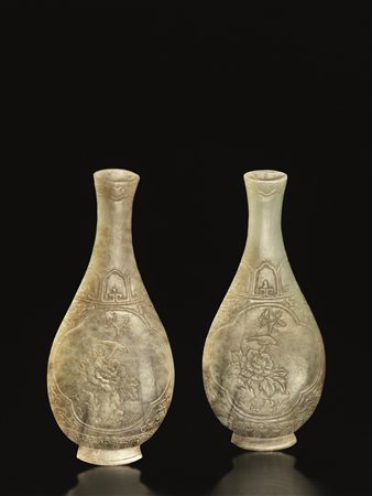 DUE PLACCHE CINA DINASTIAQING SEC. XIX in giada celadon modellate nella forma...