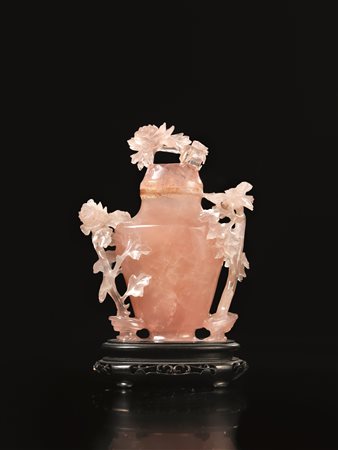 VASO CON COPERCHIO, CINA, SEC. XIX in quarzo rosa, avvolto da rami fioriti,...