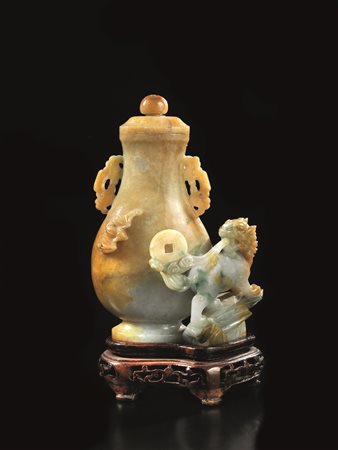 VASO, CON COPERCHIO, CINA, SEC. XX in giadeite con inclusioni color ruggine,...