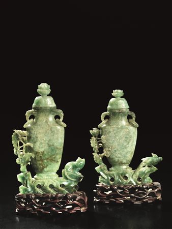 DUE VASI CON COPERCHIO, CINA, SECC. XIX-XX in giadeite, poggianti su delle...