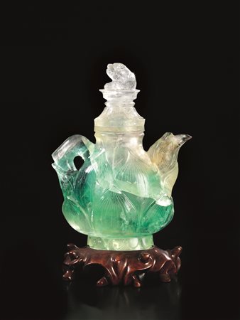 TEIERA, CINA, SEC. XX in fluorite, decorata con grandi foglie, alt. cm 18,...