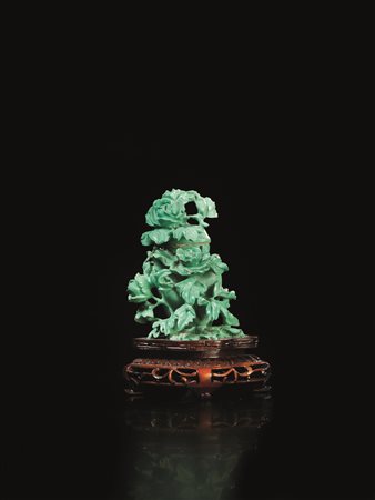 VASO CON COPERCHIO, CINA, SEC. XX in turchese, intagliato con fiori e foglie,...