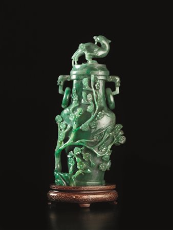 VASO CON COPERCHIO, CINA, SEC. XIX in giadeite verde, dalla forma a balaustro...