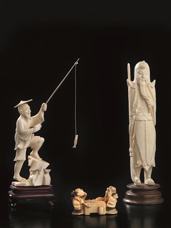 GRUPPO DI TRE AVORI ORIENTALI raffiguranti un pescatore, un dignitario e un...