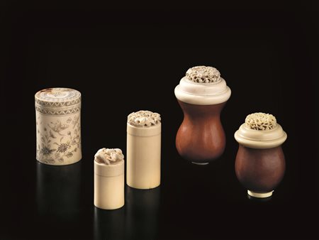CINQUE CONTENITORI, CINA, SECC. XIX-XX tre di forma cilindrica in avorio e...