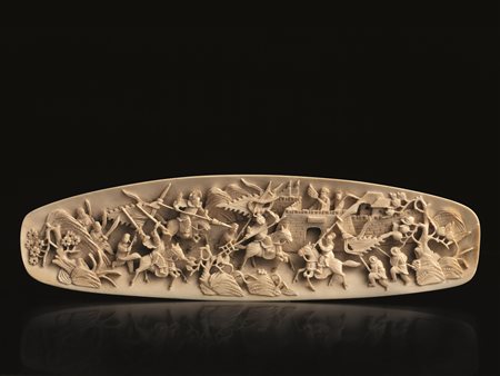 PLACCA, CINA, SEC. XIX in avorio, intagliata con una scena di battaglia,...