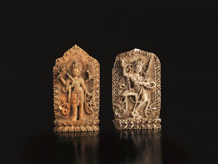DUE PLACCHETTE, AREA INDIANA, SEC. XIX in avorio, raffiguranti...