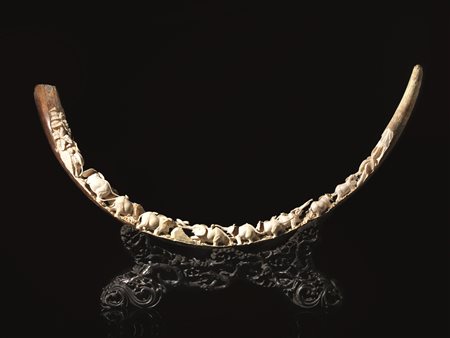 ZANNA DI MAMMUT avorio fossile, scolpita ed incisa con elefanti area sud est...