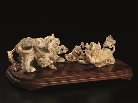 GRUPPO SCULTOREO, CINA, SEC. XX in avorio, modellato a forma di due Qilin,...