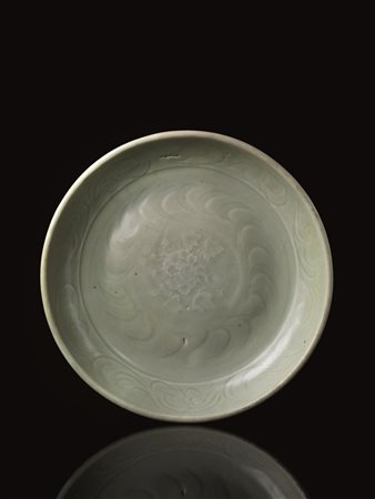 PIATTO, CINA, DINASTIA MING in porcellana celadon decorato con motivi...