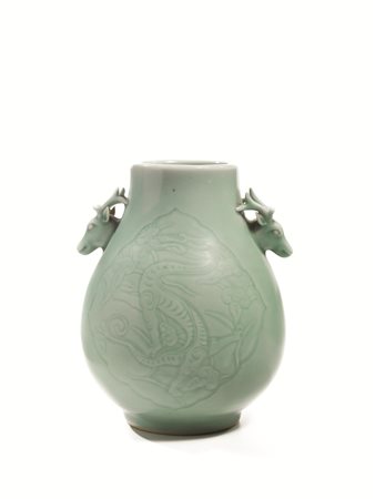 VASO, CINA, DINASTIA QING, SEC. XIX in porcellana celadon decorato con draghi...