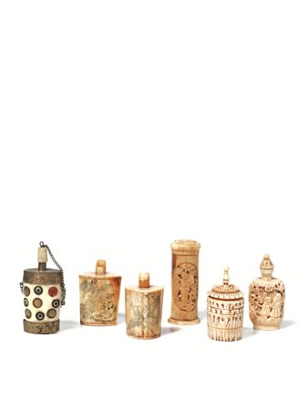 SEI SNUFF BOTTLES, CINA, SECC. XIX-XX in avorio , decorate con soggetti...