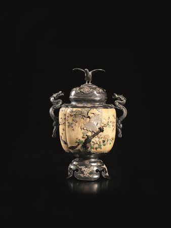 PICCOLO VASO, GIAPPONE, SEC. XIX, PERIODO MEIJI il corpo del vaso in avorio...