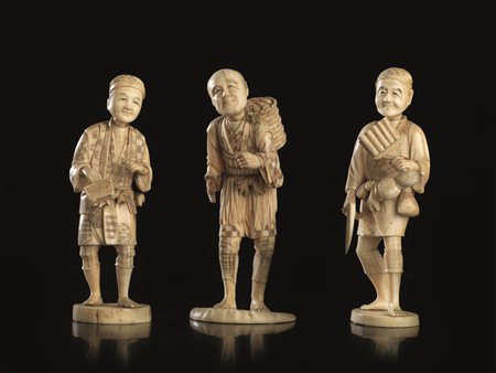 TRE OKIMONO, GIAPPONE, SEC. XIX , PERIODO MEIJI in avorio raffiguranti tre...