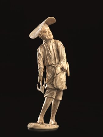 OKIMONO, GIAPPONE, SEC. XIX in avorio, intagliato nella forma di un...