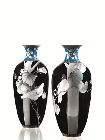 COPPIA DI VASI, GIAPPONE, FINE SEC. XIX in metallo smaltato, decorati con...