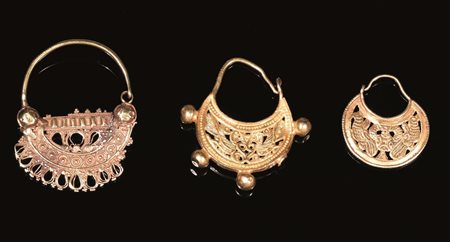 TRE ORECCHINI BIZANTINI Materia e tecnica: lamina d&rsquo;oro Tre orecchini...