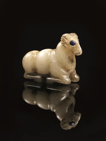 ARIETE ACCOSCIATO Materia e tecnica: alabastro scolpito e levigato e...