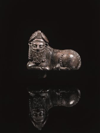 TORO ANDROCEFALO Materia e tecnica: argento fuso e cesellato La statuetta,...