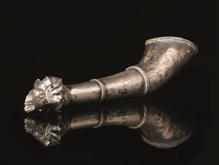 RarO rython in argento Materia e tecnica: lamina d&rsquo;argento sbalzata e...