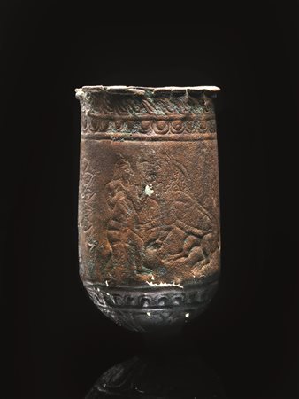 SITULA ACHEMENIDE Materia e tecnica: lamina di bronzo sbalzata e cesellata...