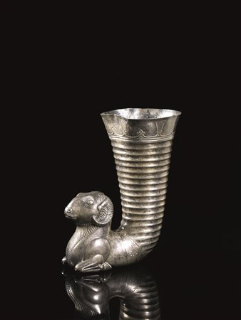 RarO rython in argento Materia e tecnica: lamina d&rsquo;argento sbalzata e...