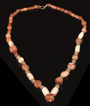 COLLANA IN CORNIOLA, AGATA, E ORO Materia e tecnica: corniola, agata incise e...