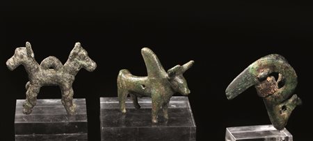 DUE STATUETTE E UNA TESTA DI MAZZA Materia e tecnica: bronzo fuso e cesellato...