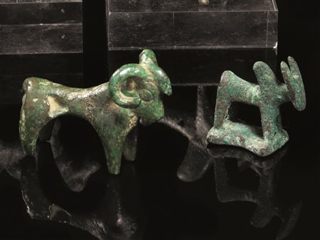 DUE STATUETTE Materia e tecnica: bronzo fuso e cesellato Sigillo in forma di...