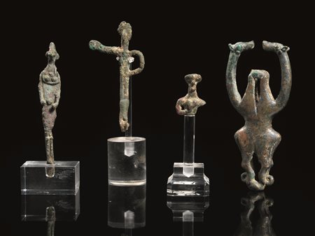 TRE STATUETTE E UNO STENDARDO Materia e tecnica: bronzo fuso e cesellato Tre...
