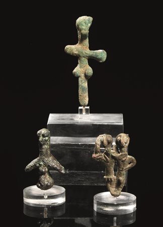 TRE PICCOLE STATUETTE Materia e tecnica: bronzo fuso e cesellato Un pendente...