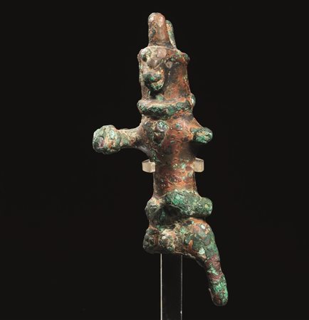 PENDENTE IN FORMA DI IDOLO Materia e tecnica: bronzo fuso e cesellato...