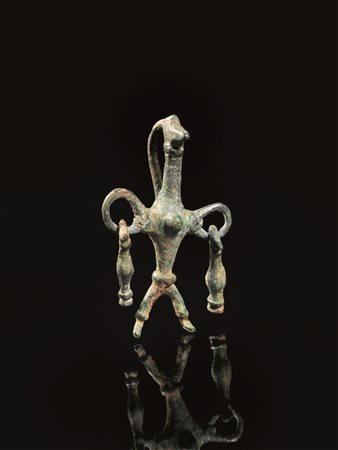 STATUETTA Materia e tecnica: bronzo fuso e cesellato Statuetta modellata come...