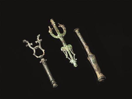 DUE STENDARDI E DUE IMPUGNATURE Materia e tecnica: bronzo fuso e cesellato...