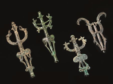 QUATTRO STENDARDI Materia e tecnica: bronzo fuso e cesellato Tre stendardi...