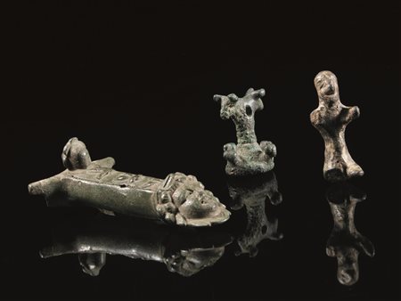 IMPUGNATURA E DUE STATUETTE Materia e tecnica: bronzo fuso e cesellato Due...
