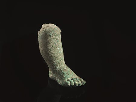 FRAMMENTO DI STATUA Materia e tecnica: bronzo fuso e cesellato Frammento di...