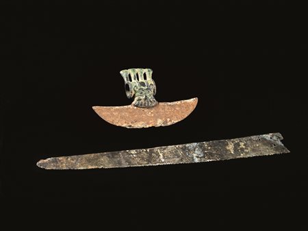 TRE ARMI E DUE STATUETTE Materia e tecnica: bronzo, ferro e argento fuso e...