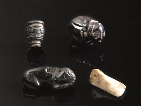 LOTTO DI AMULETI Materia e tecnica: ematite e calcare levigati e incisi Vaso...