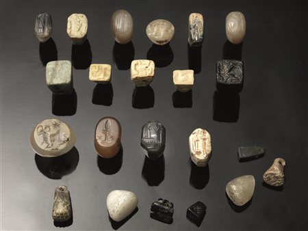 VENTIDUE SIGILLI NEOBABILONESI E SASANIDI Materia e tecnica: corniola, quarzo...