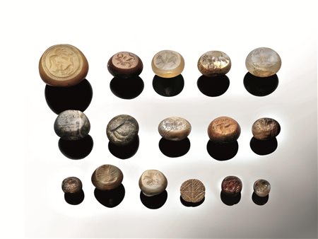 SEDICI SIGILLI SASANIDI A DACTILOIDE Materia e tecnica: corniola, quarzo,...