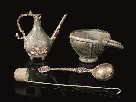 BACILE, VERSATOIO E DUE MESTOLI IN BRONZO Materia e tecnica : bronzo fuso,...