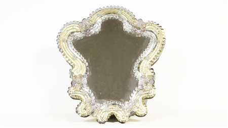 PICCOLA SPECCHIERA IN VETRO SOFFIATO forma sagomata decorata con motivi...