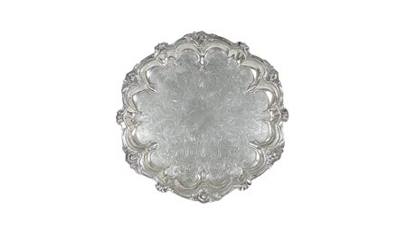 SALVER IN SHEFFIELD bordo sagomato sbalzato con rose e volute, su tre piedini...