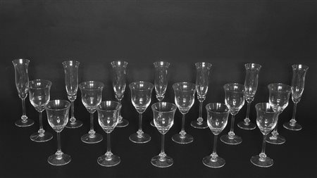 SERVITO DI BICCHIERI IN CRISTALLO completo per undici persone, composto da 11...