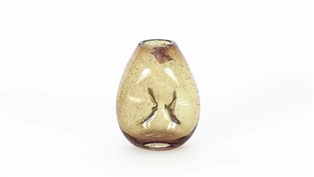 PICCOLO VASO IN VETRO SOFFIATO color ambra con inclusione di bolle, di forma...