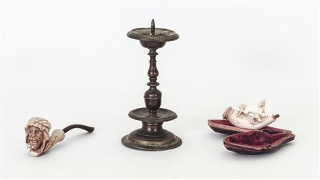 LOTTO una piccola torciera in bronzo del XVII secolo, una pipa in schiuma...