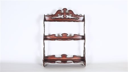 ETAGERE PENSILE IN MOGANO cimasa intagliata con volute, tre ripiani a giorno,...