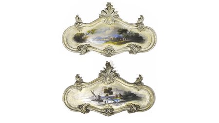 COPPIA DI SOVRAPPORTA in legno intagliato e laccato bianco di forma sagomata,...